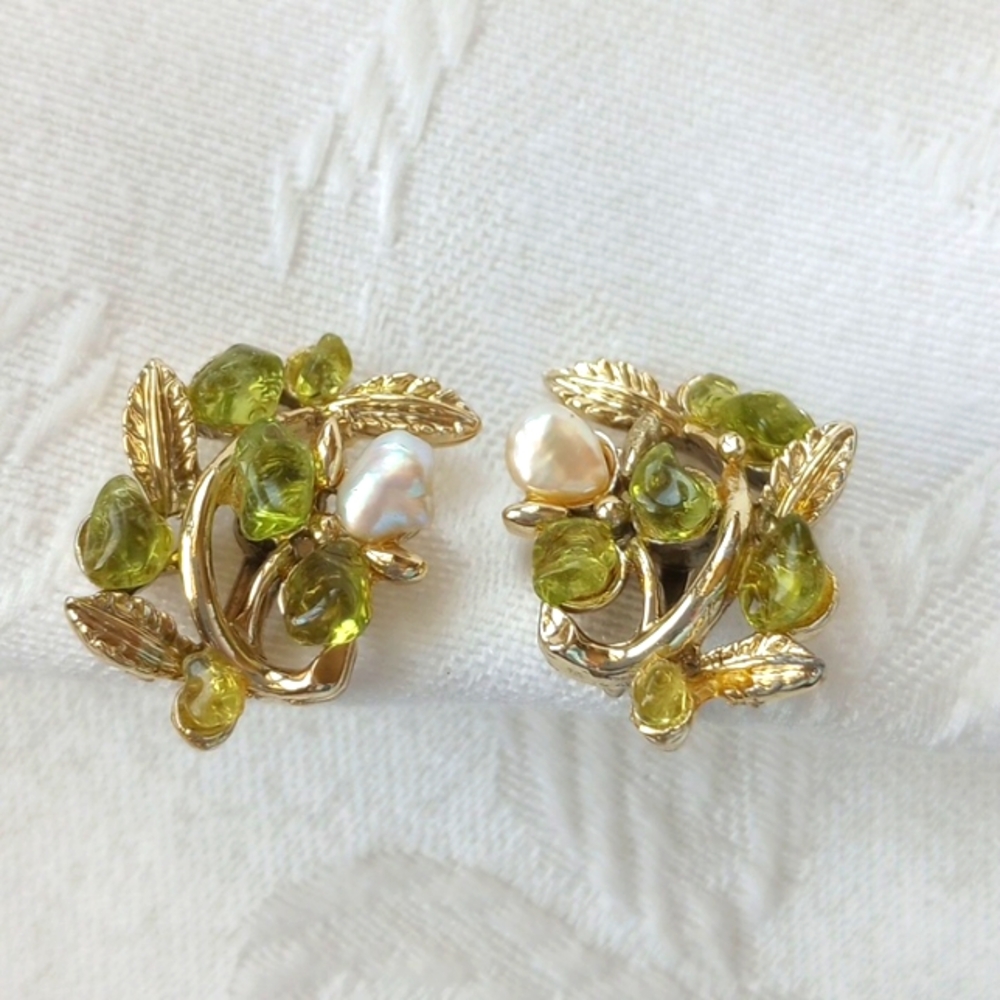 Vintage screwback Pearl and faux girpoux glass rock botanical Earrings Gold Tone